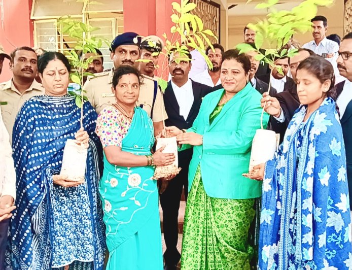 ಪರಿಸರ ಸಂರಕ್ಷಣೆ ನಮ್ಮೆಲರ ಹೊಣೆ-ಹಿರಿಯ ಶ್ರೇಣಿ ನ್ಯಾಯಧೀಶೆ ಭಾರತಿ ಪರಿಸರ ಸಂರಕ್ಷಣೆ ಮಾನವನ ಆದ್ಯ ಕರ್ತವ್ಯ-ಹಿರಿಯ ಶ್ರೇಣಿ ನ್ಯಾಯಧೀಶೆ ಭಾರತಿ
