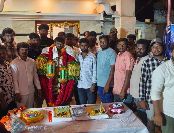 ಬೊಮ್ಮಾಂಡಹಳ್ಳಿಯಲ್ಲಿ ಯುವ ನಾಯಕ ದೇವರಾಜ್ ಅವರ ಹುಟ್ಟುಹಬ್ಬ ಸಂಭ್ರಮಾಚರಣೆ