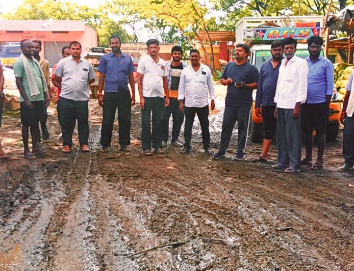 ಕೃಷಿ ಉತ್ಪನ್ನಮಾರುಕಟ್ಟೆ ಆವರಣದಲ್ಲಿ ಸ್ವಚ್ಛತೆ ಮರಚಿಕೆ-ಮೂಲಭೂತ ಸೌಕರ್ಯಗಳಿಂದ ವಂಚಿತ