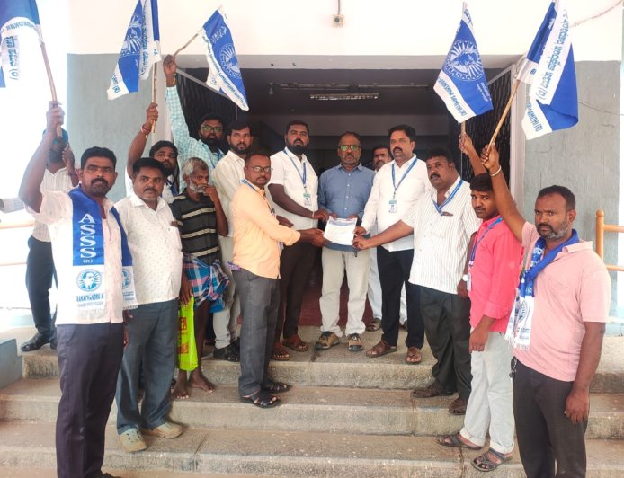 ನಾಗರಬೆಟ್ಟ ಗ್ರಾಮದ ಯುವಕ ರವಿಚಂದ್ರ ದೇವಪ್ಪ ಮಾದರ ಇವರ ಅಮಾನುಷ ಕೊಲೆಯನ್ನು ಖಂಡಿಸಿ ಹಿರಿಯೂರಿನ ಸರ್ಕಾರಿ ಆಸ್ಪತ್ರೆ ಮುಂಭಾಗದಲ್ಲಿರುವ ಬಾಬಾ ಸಾಹೇಬ್ ಡಾ. ಬಿ ಆರ್ ಅಂಬೇಡ್ಕರ್ ಅವರ ಪ್ರತಿಮೆಗೆ ಮಾಲಾರ್ಪಣೆ ಮಾಡಿ  ನಂತರ ಹಿರಿಯೂರು ತಾಲೂಕು ಕಚೇರಿ ತೆರಳಿ ಶಿರಸ್ತೆದಾರ್ ಆದ ಮಾನ್ಯ ತಿಪ್ಪೇಸ್ವಾಮಿ ಸರ್ ರವರ ಮುಖಾಂತರ ಸನ್ಮಾನ್ಯ ಶ್ರೀ ಮುಖ್ಯಮಂತ್ರಿಗಳಿಗೆ ಮನವಿ ಸಲ್ಲಿಸಲಾಯಿತು