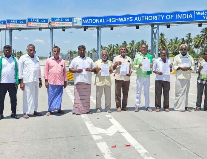 ಮಾನ್ಯ ಜಿಲ್ಲಾಧಿಕಾರಿಗಳು ಮಾಡಿರುವ ಹೆಚ್ಚುವರಿ ಭೂ ಪರಿಹಾರದ ಹಣವನ್ನು ಬಿಡುಗಡೆ ಮಾಡಲು ತಾರತಮ್ಯ ಮಾಡುತ್ತಿರುವ ಚಿತ್ತೂರು ಪಿ.ಡಿ. ರೈತ ವಿರೋಧಿ ಧೋರಣೆಯನ್ನು ಖಂಡಿಸಿ ಹಾಗೂ ಪಾದಚಾರಿ ರಸ್ತೆಗೆ ಆಗ್ರಹಿಸಿ ಜೂ.10ರ ಬುಧವಾರ ಚೆನ್ನೈ ಕಾರಿಡಾರ್ ರಾಷ್ಟ್ರೀಯ ಹೆದ್ದಾರಿ ಸುಂದರಪಾಳ್ಯ ಟೋಲ್ ಬಂದ್ ಮಾಡಲು ನೊಂದ ರೈತರು ಹಾಗೂ ರೈತರ ಸಭೆಯಲ್ಲಿ ತೀರ್ಮಾನಿಸಲಾಯಿತು