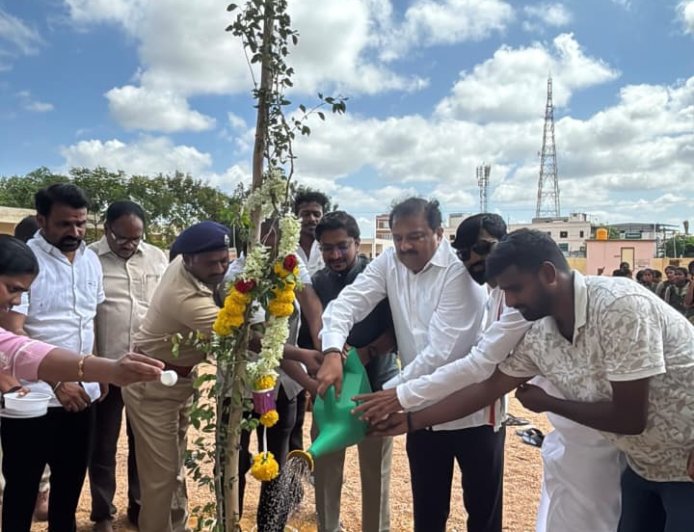 ಸಿಂಧನೂರಿನಲ್ಲಿ ವನಸಿರಿ ಪೌಂಡೇಷನ್ ನಿಂದ ವಿಶ್ವ ಪರಿಸರ ದಿನಾಚರಣೆಗೆ ಚಾಲನೆ ಪ್ರಕೃತಿ ರಕ್ಷಣೆಗೆ ಮುಂದಾಗಿ ಉತ್ತಮ ವಾತಾವರಣ ಸೃಷ್ಟಿಸಿ... ಎಂ. ಅಮರೇಗೌಡ ವಕೀಲರು 