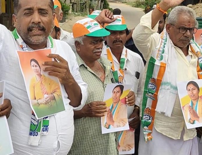 ಶಾಸಕಿ ರೂಪಕಲಾ ಅವರಿಗೆ ಸಚಿವೆ ಸ್ಥಾನ ನೀಡಬೇಕು: ವೆಂಗಸಂದ್ರ ಗ್ರಾಪಂ ಕಾಂಗ್ರೆಸ್ ಮುಖಂಡರು ಹಾಗೂ ಕಾರ್ಯಕರ್ತರಿಂದ ಶಾಂತಿಯುತ ಪ್ರತಿಭಟನೆ 