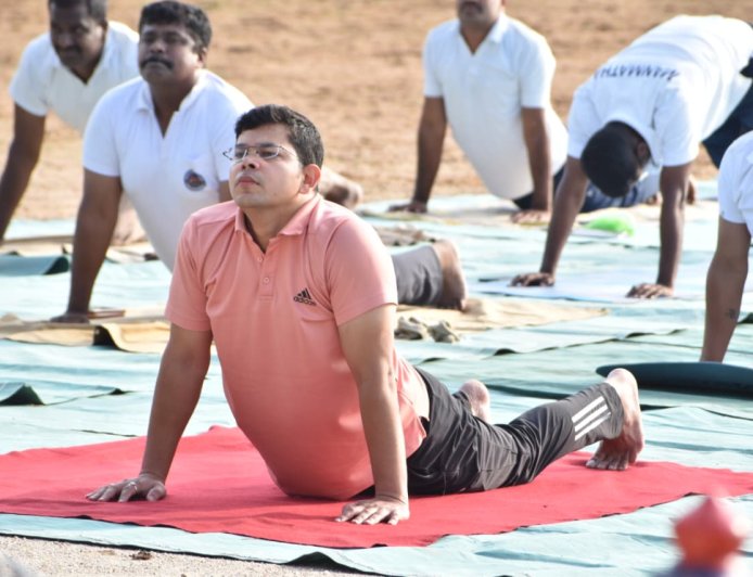 ಡಿಎಆರ್‌ನಲ್ಲಿ ೧೨ನೇ ಅಂತರರಾಷ್ಟಿçÃಯ ಯೋಗ ದಿನಾಚರಣೆ