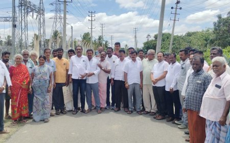 ಶಾಸಕಿ ರೂಪಕಲಾ ವಿರುದ್ಧ ಮಾಜಿ ಶಾಸಕ ವೈ. ಸಂಪಂಗಿ ಆರೋಪ ಸತ್ಯಕ್ಕೆ ದೂರ: ಕಾಂಗ್ರೆಸ್ ಮುಖಂಡರ ಸ್ಪಷ್ಟನೆ ಬಿಜೆಪಿ ಆಡಳಿತದ ಅವಧಿಯ ಪ್ರಕರಣಕ್ಕೆ ಹಾಲಿ ಶಾಸಕಿ ಮೇಲೆ ಆರೋಪ ಸರಿಯಲ್ಲ: ಕಾಂಗ್ರೆಸ್ ಮುಖಂಡರು 