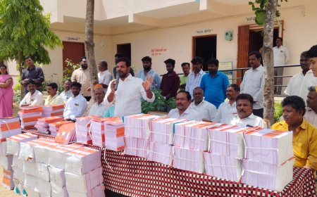 ಆರ್.ಕೆ. ಫೌಂಡೇಶನ್‌ನಿಂದ ಸತತ 9ನೇ ವರ್ಷದ ಸಮಾಜ ಸೇವೆ: ಸಾವಿರಾರು ವಿದ್ಯಾರ್ಥಿಗಳಿಗೆ ಉಚಿತ ನೋಟ್ ಪುಸ್ತಕ ವಿತರಣೆ ಈ ಸೇವಾ ಕಾರ್ಯಕ್ಕೆ ಕಾಣದ ಕೈಗಳ ಅಡ್ಡಿ: ಮುಂದಿನ ದಿನಗಳಲ್ಲಿ ಕುತಂತ್ರ ಬಿಚ್ಚಿಡುವೆ: ವಿ. ಮೋಹನ್ ಕೃಷ್ಣ ಕಿಡಿ