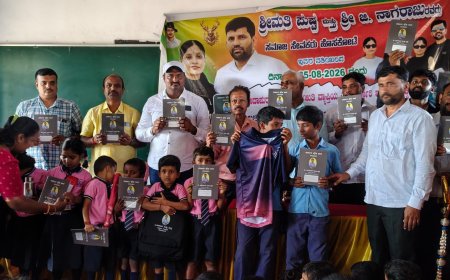 ಸರ್ಕಾರಿ ಶಾಲ ಮಕ್ಕಳಿಗೆ ಉಚಿತ ಬ್ಯಾಗ್ ಮತ್ತು ನೂಟ್ ಬುಕ್ ವಿತರಣೆ