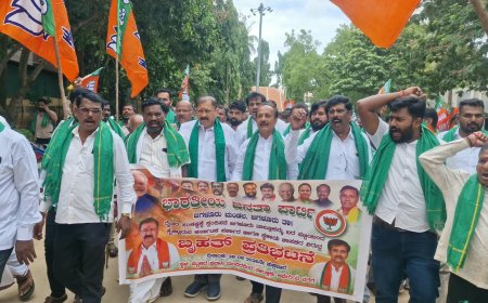 ಮಾಜಿ ಶಾಸಕರಾದ ಹೆಚ್.ಪಿ. ರಾಜೇಶ್ ಹಾಗೂ ಎಸ್.ವಿ. ರಾಮಚಂದ್ರಪ್ಪ ಅವರ ನೇತೃತ್ವದಲ್ಲಿ, ರೈತರ ಪರ ಬೃಹತ್ ಪ್ರತಿಭಟನೆ