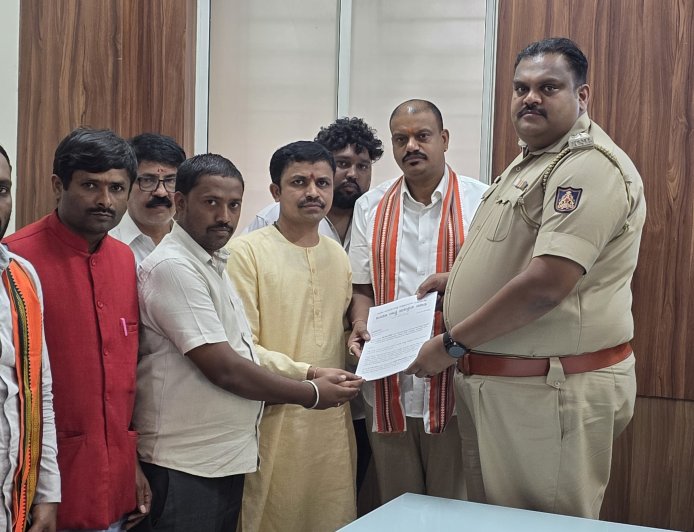 ಕುನಾಲ್ ಕಾಮ್ರಾ ಕಾಮಿಡಿ ಶೋ ರದ್ದುಪಡಿಸುವಂತೆ ಆಗ್ರಹಿಸಿ ವೈಟ್‌ಫೀಲ್ಡ್ ಪೊಲೀಸ್ ಠಾಣೆಗೆ ಹಿಂದೂ ರಾಷ್ಟ್ರ ಸಮನ್ವಯ ಸಮಿತಿಯಿಂದ ಮನವಿ