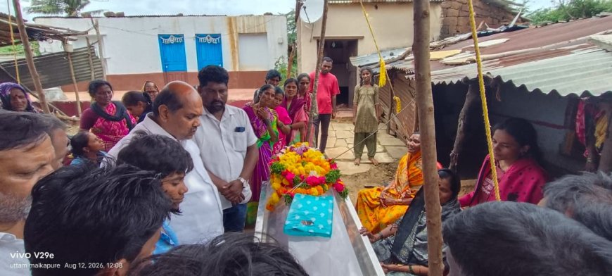 ರಾಜಗೇರಾ: ಮೃತ ಕಾರ್ಮಿಕರಿಗೆ ಅಂತಿಮ ನಮನ ಸಲ್ಲಿಸಿದ ಮಾಜಿ ಸಚಿವ ಬಂಡೆಪ್ಪ ಖಾಶೆಂಪುರ್