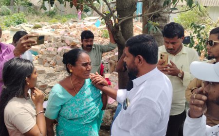 ಮನೆ ಕಳೆದುಕೊಂಡ ಕುಟುಂಬಗಳ ಆಕ್ರೋಶ ಶಾಸಕರು, ಸಂಸದರ ವಿರುದ್ಧ ನೊಂದ ಕುಟುಂಬಗಳ ಅಸಮಾಧಾನ ಸ್ಥಳಕ್ಕೆ ಭೇಟಿ ನೀಡಿ ಸಾಂತ್ವನ ಹೇಳಿದ ಆರ್.ಕೆ. ಫೌಂಡೇಷನ್ ಅಧ್ಯಕ್ಷ ಮೋಹನ್ ಕೃಷ್ಣ